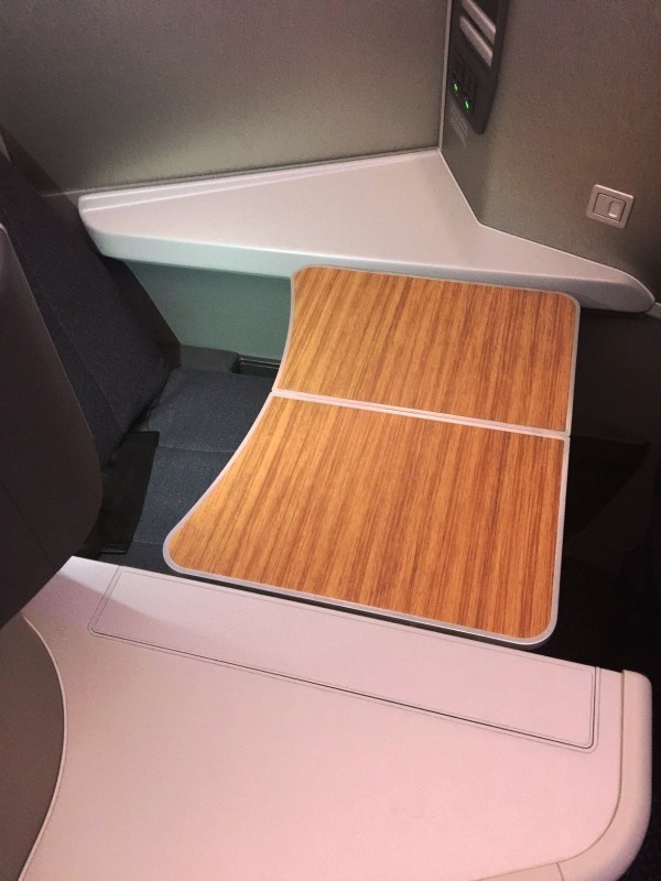 Seats rows alternate forward facing/rear facing 1x2x1 with all seats having aisle access. One of the plusses of the rear facing seats is work surface on either side of the seat - so MORE work space.