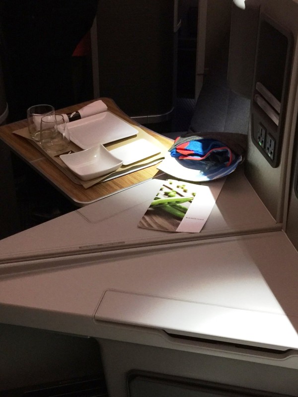 Here is a seat set up with a tray table - see, LOTS of room even in forward facing seats. I like not having to put my laptop away while I'm eating.